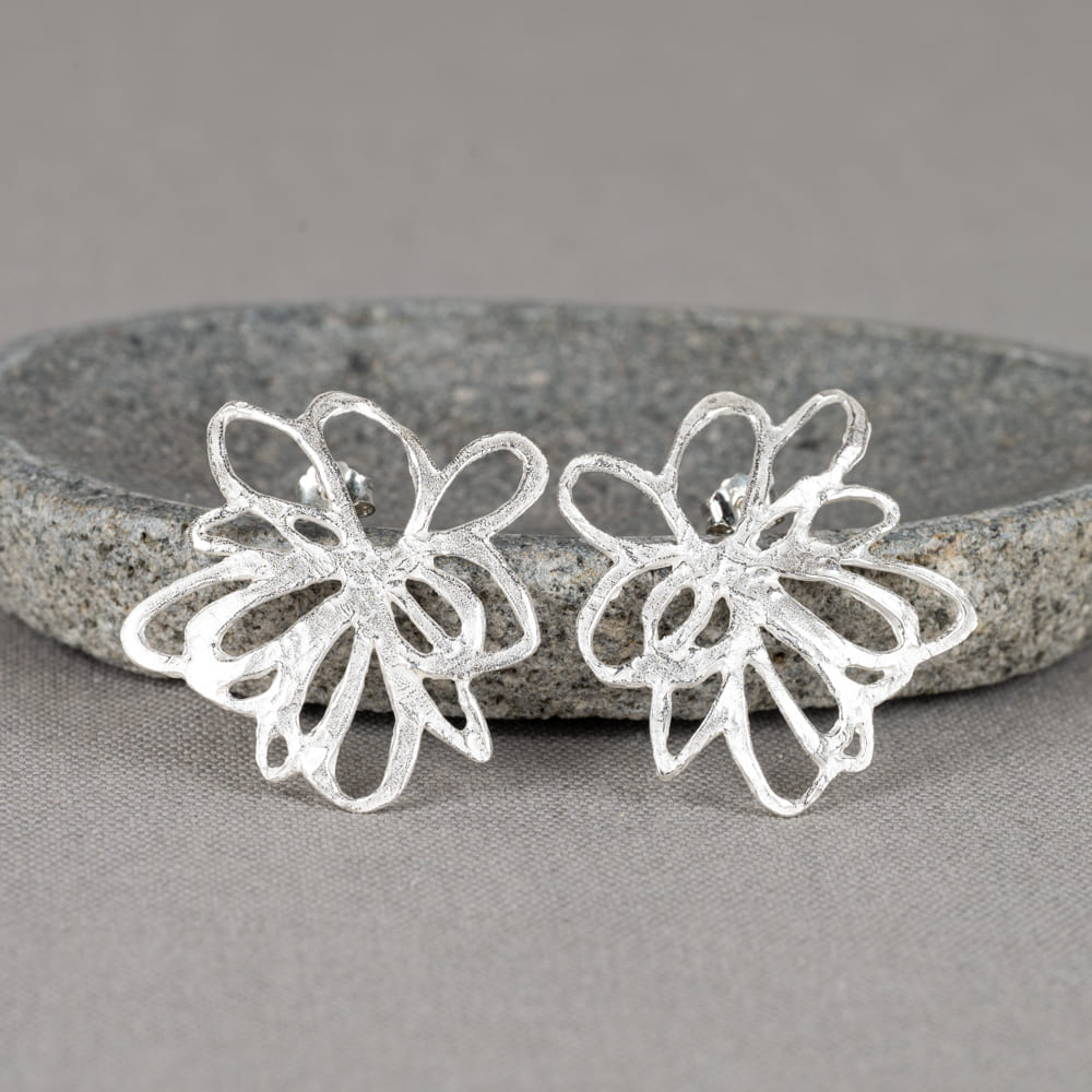 Oorbellen gemaakt van 925 sterling zilver in de vorm van een mooie, grote bloem. Combineer deze oorstekers met een mooi collier, een ring en armband voor een complete look!