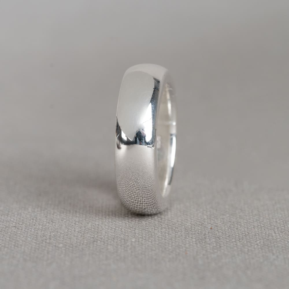 Ring gemaakt van 925 sterling zilver. De ring is helemaal glad en kan perfect gecombineerd worden met een mooi collier, armband en een paar oorbellen van Jeh Jewels!