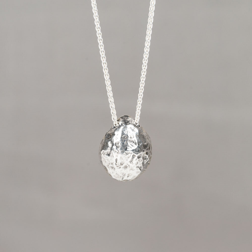 Collier gemaakt van 925 sterling zilver in combinatie met een hanger van oxy shiny in de vorm van een schaal. De binnenkant van deze hanger is hol waardoor hij niet zwaar is. Combineer met de bijpassende oorbellen voor een complete look!