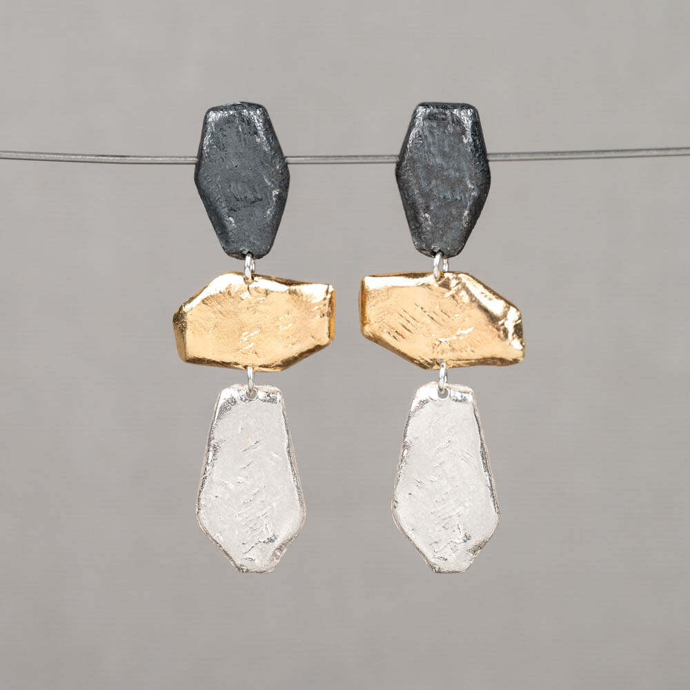 Oorbellen gemaakt van 3 materialen: 925 sterling zilver, geoxideerd zilver en verguld. Hierdoor krijgt dit sieraad 3 kleuren wat het speels en uniek maakt. Combineer met een mooi collier, een ring en armband voor een complete look!