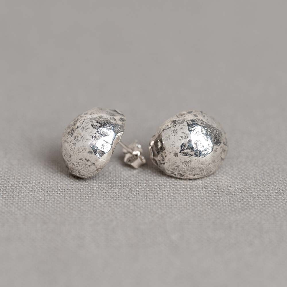Oorstekers gemaakt van 925 sterling zilver en oxy shiny. Combineer deze oorbellen met het bijpassende collier voor een complete look!