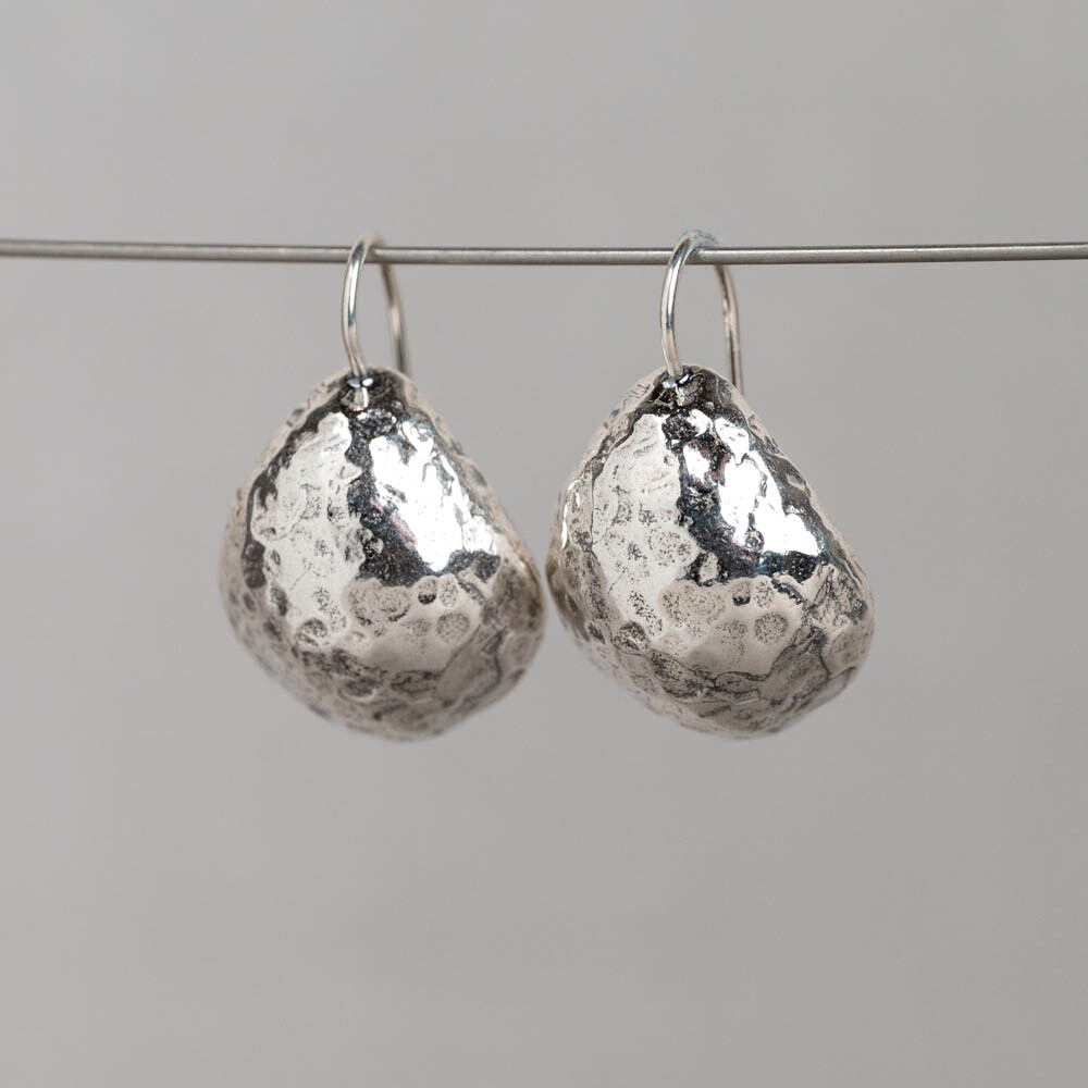 Oorhangers gemaakt van 925 sterling zilver en oxy shiny. Combineer deze oorbellen met het bijpassende collier en ga voor een complete look!