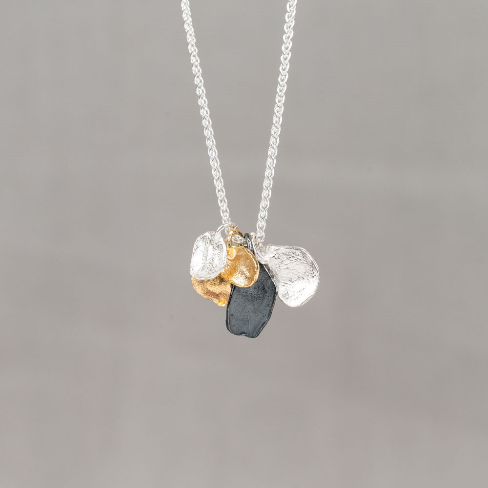 Collier gemaakt van 925 sterling zilver met daaraan losse hangertjes in de materialen: 925 sterling zilver, geoxideerd zilver en verguld. Combineer ze met de bijpassende oorbellen voor een complete look!