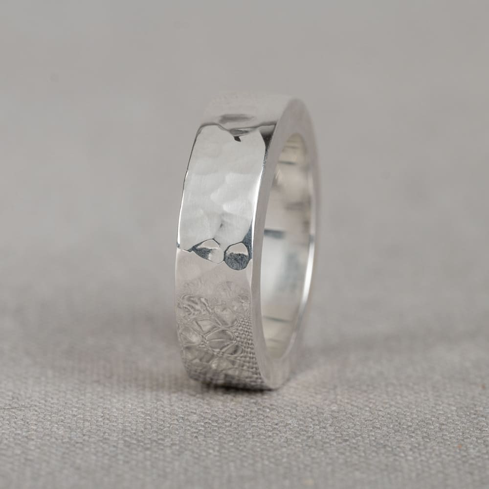 Ring gemaakt van 925 sterling zilver en hamerslag. Combineer deze stralende ring met een bijpassende armband, een paar oorbellen en een collier voor een complete look!