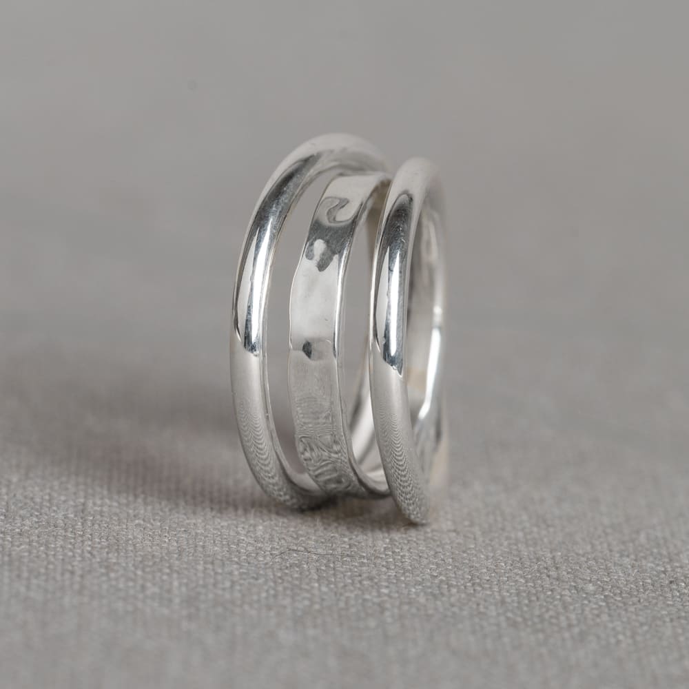 Ring gemaakt van 925 sterling zilver. Het midden is gemaakt met hamerslag en de twist banden zijn glad. Combineer met een mooie armband, een collier en oorbellen voor een complete look!