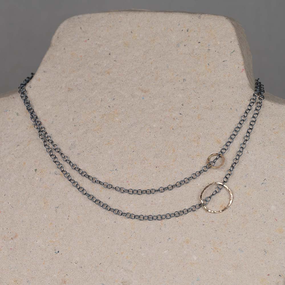 Collier gemaakt van geoxideerd zilver en 14 karaat gouden cirkels. Combineer met de bijpassende oorbellen en armband voor een complete look!