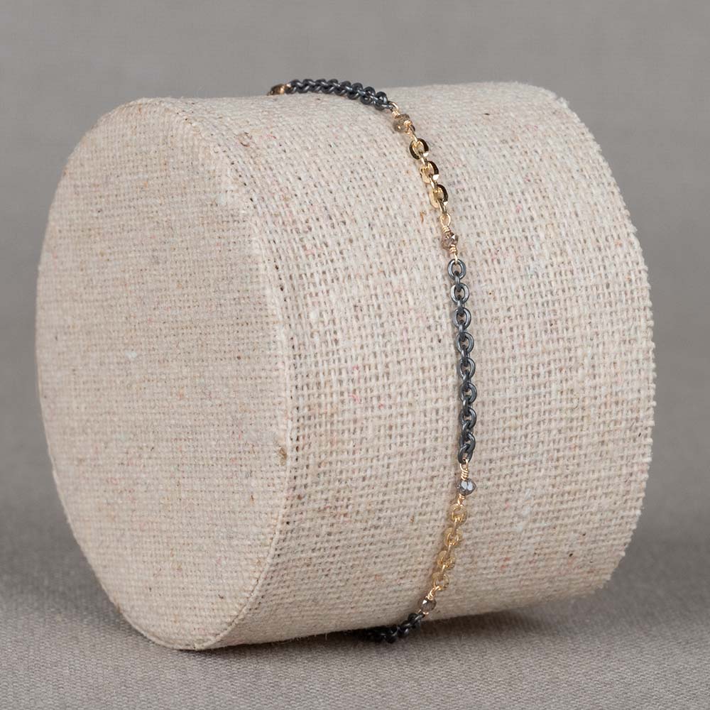 Armband gemaakt van geoxideerd zilver en 14 karaat goud en 6 bruine Diamanten. Combineer deze armband met het bijpassende collier en de bijpassende oorbellen voor een complete look!