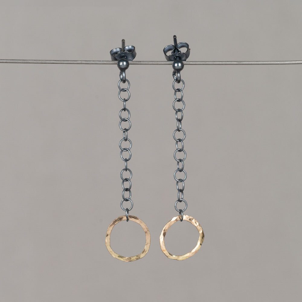 Oorstekers gemaakt van geoxideerd zilver in combinatie met 13 karaat gouden cirkels. Combineer deze oorbellen met het bijpassende collier en de bijpassende armband voor een complete look!