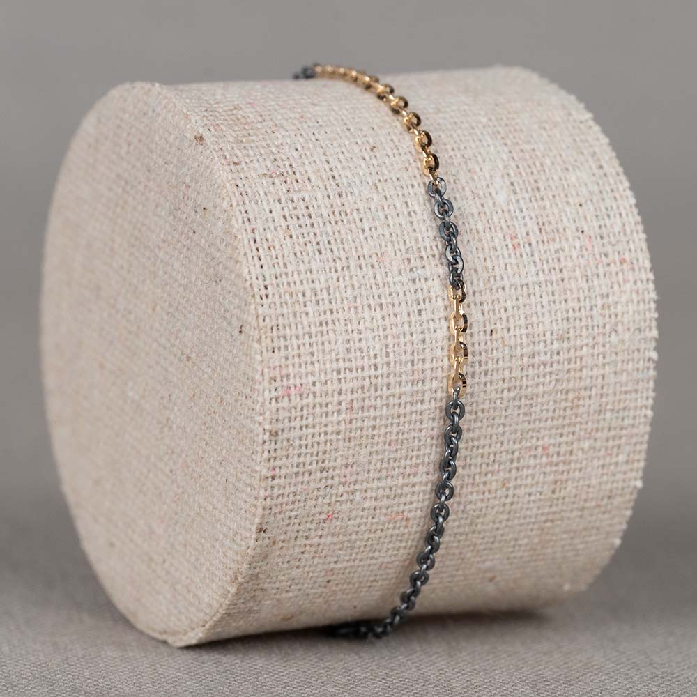 Armband gemaakt van geoxideerd zilver in combinatie met 14 karaat goud. Combineer deze armband met de bijpassende oorbellen en het collier voor een complete look!