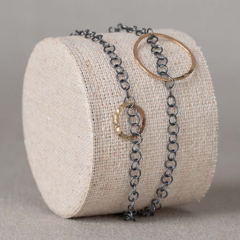 Armband gemaakt van geoxideerd zilver en 14 karaat gouden cirkels. Combineer met het bijpassende collier en de bijpassende oorbellen voor een complete look!
