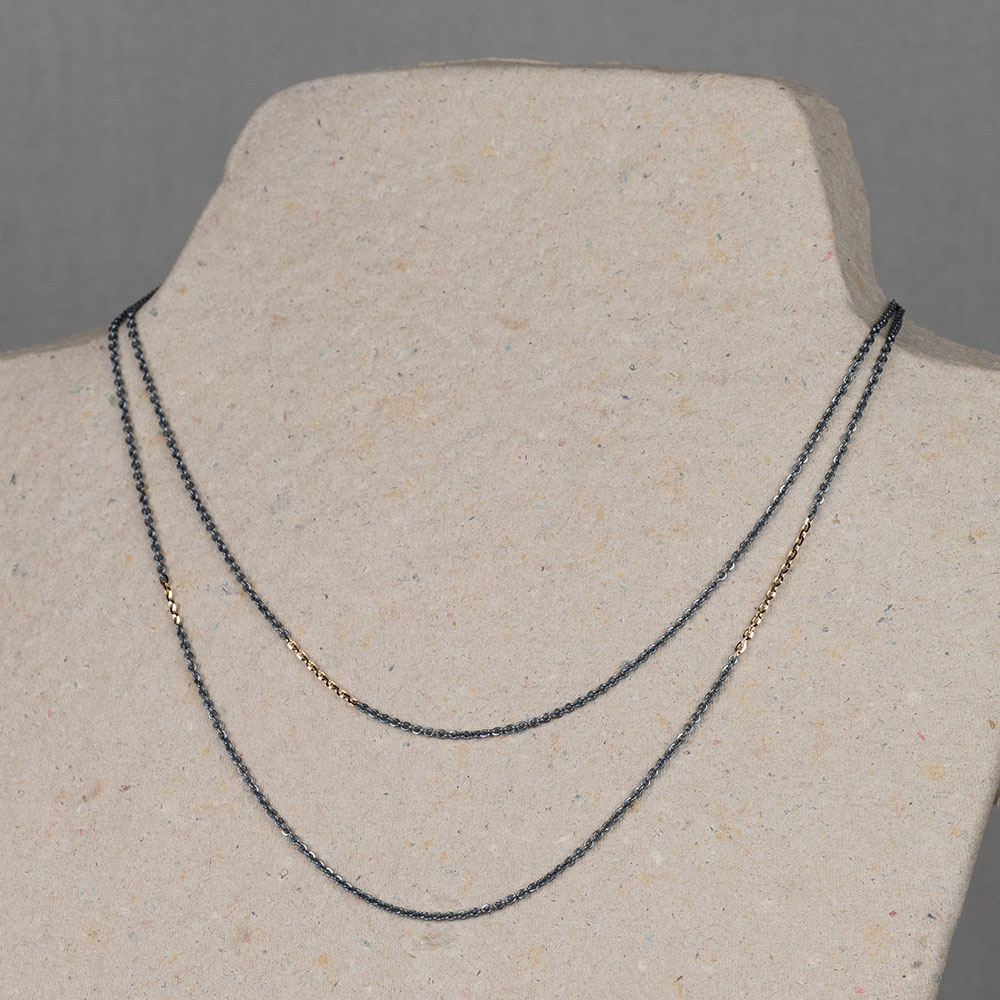 Collier gemaakt van geoxideerd zilver en 14 karaat goud. Dit collier kan op 3 verschillende manieren gedragen worden door de extra oogjes die aan de achterkant van dit collier zitten. Combineer met een paar mooie oorbellen en een armband voor een complete look!