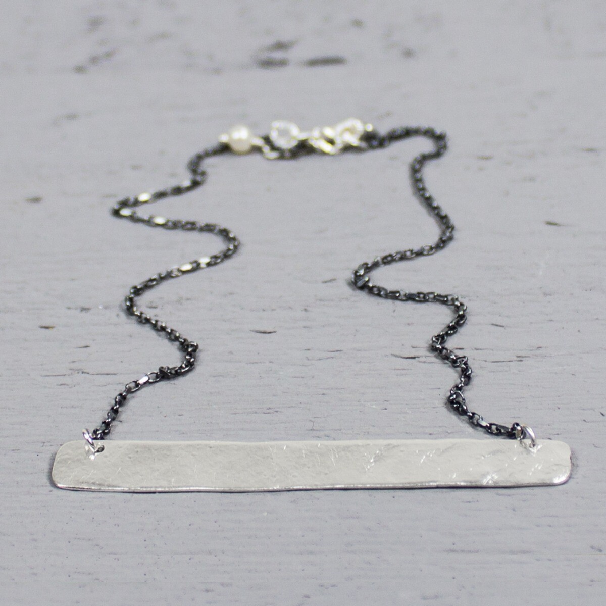 Collier gemaakt van geoxideerd zilver in combinatie met een 925 sterling zilveren hanger. Combineer met een paar mooie oorbellen, een armband en ring voor een complete look!
