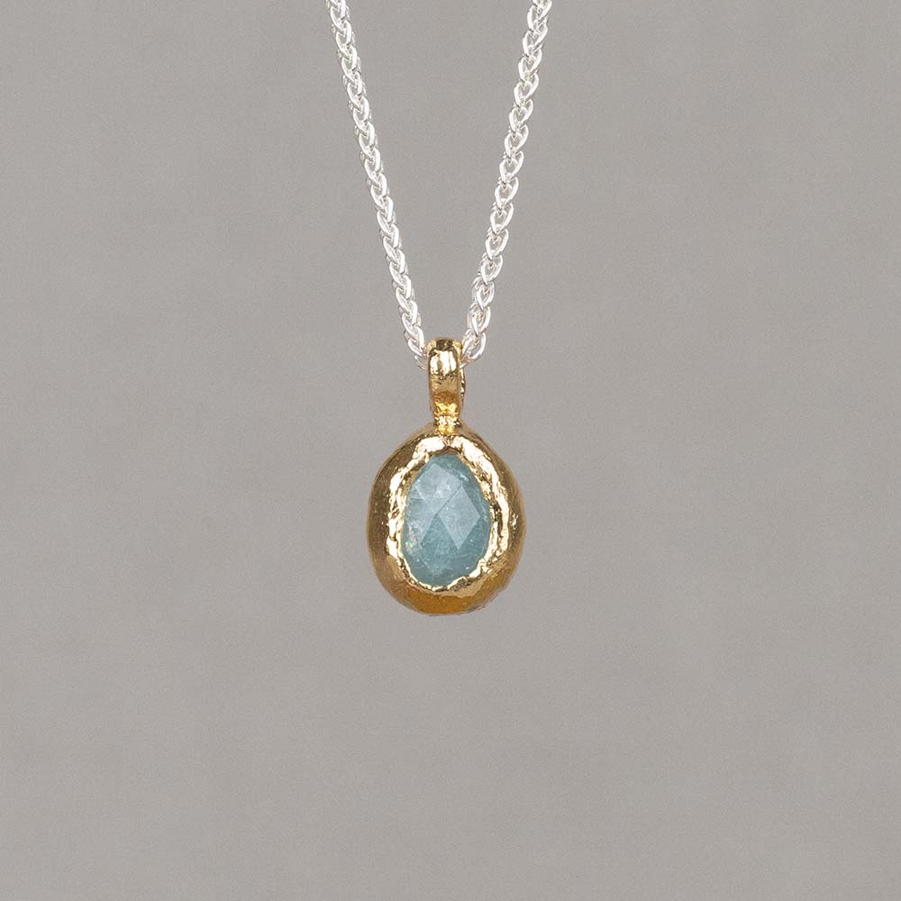 Collier gemaakt van 925 sterling zilver. Aan het collier hangt een gefacetteerde Aquamarijn, omhult met zilver verguld. Aquamarijn is een baken van rust in de storm van het dagelijkse leven. Deze blauwe steen heeft een voedende energie, die je aanmoedigt om jezelf en omstandigheden te accepteren. Draag dit collier met de bijpassende oorhangers voor een complete look!