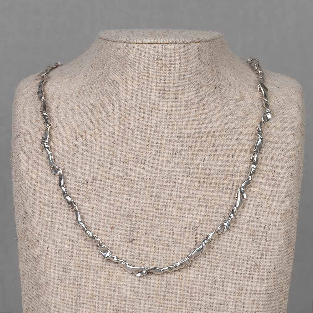 Collier gemaakt van zilver oxy shiny schakels. Combineer dit collier met de bijpassende armband, ring en oorbellen voor een complete look!