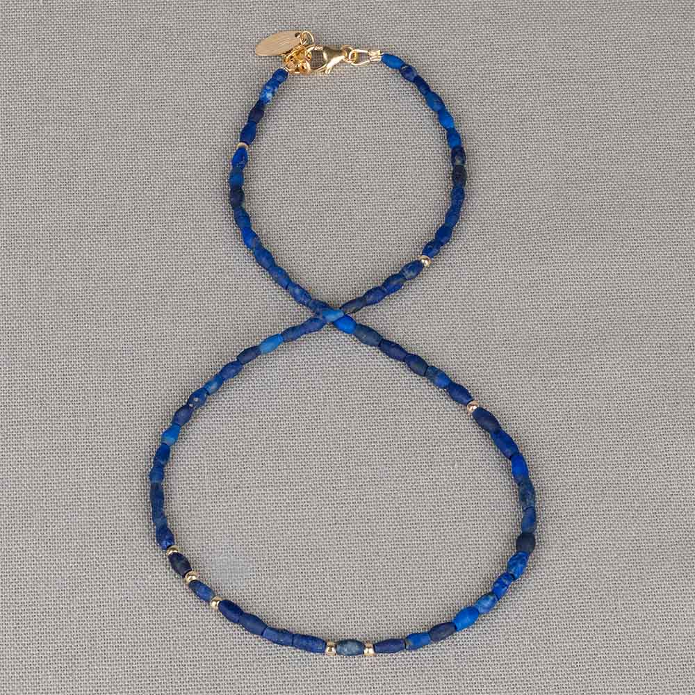 Collier gemaakt van de edelsteen Lapis Lazuli. apis lazuli is de steen van waarheid en kennis. De diepblauwe kleur roept vrede en acceptatie op. De steen vergroot je zelfbewustzijn en brengt je diepste verlangens aan het licht. Lees alles over deze edelsteen via onderstaande button! Combineer met een paar mooie oorbellen, een ring en armband voor een complete look.
