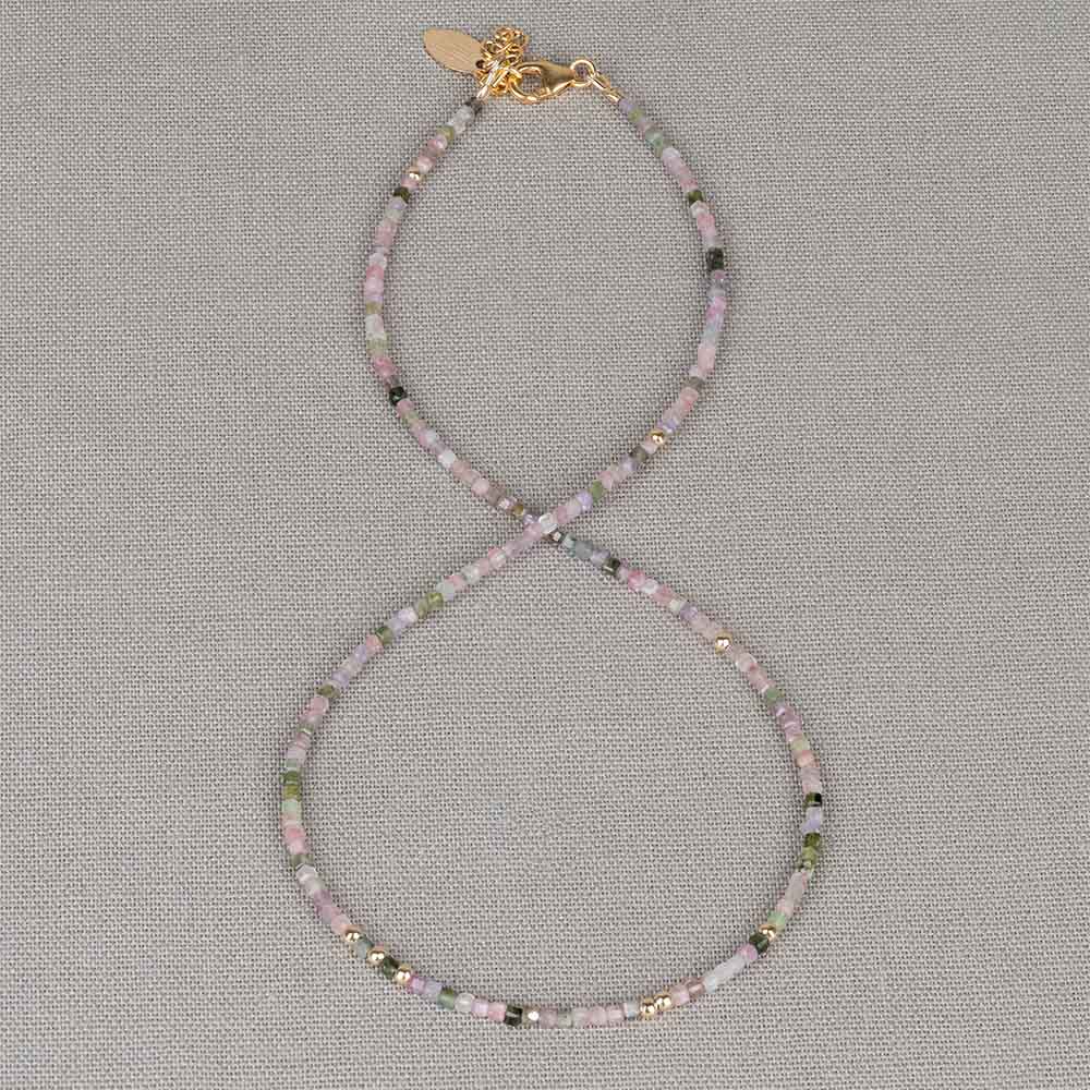 Collier gemaakt van de edelsteen Toermalijn. Deze edelsteen is een natuurproduct waardoor elk collier uniek is! Toermalijn werkt aardend, beschermend en reinigend. Deze edelsteen is zeer geschikt om te gebruiken als bescherming tegen negatieve energie. Lees alles over deze edelsteen via onderstaande button. Combineer dit collier met de bijpassende armband voor een complete look!