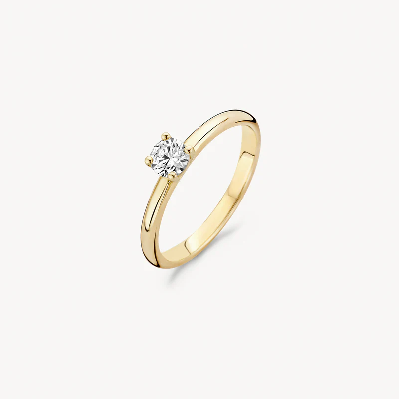 Een glinsterende zirkonia in een chatonzetting siert deze gladgepolijste ring van 14k geelgoud. De band is 2 mm breed en de zirkonia heeft een doorsnede van 4,5 mm. Prachtig te combineren met andere aanschuifringen uit onze collectie.