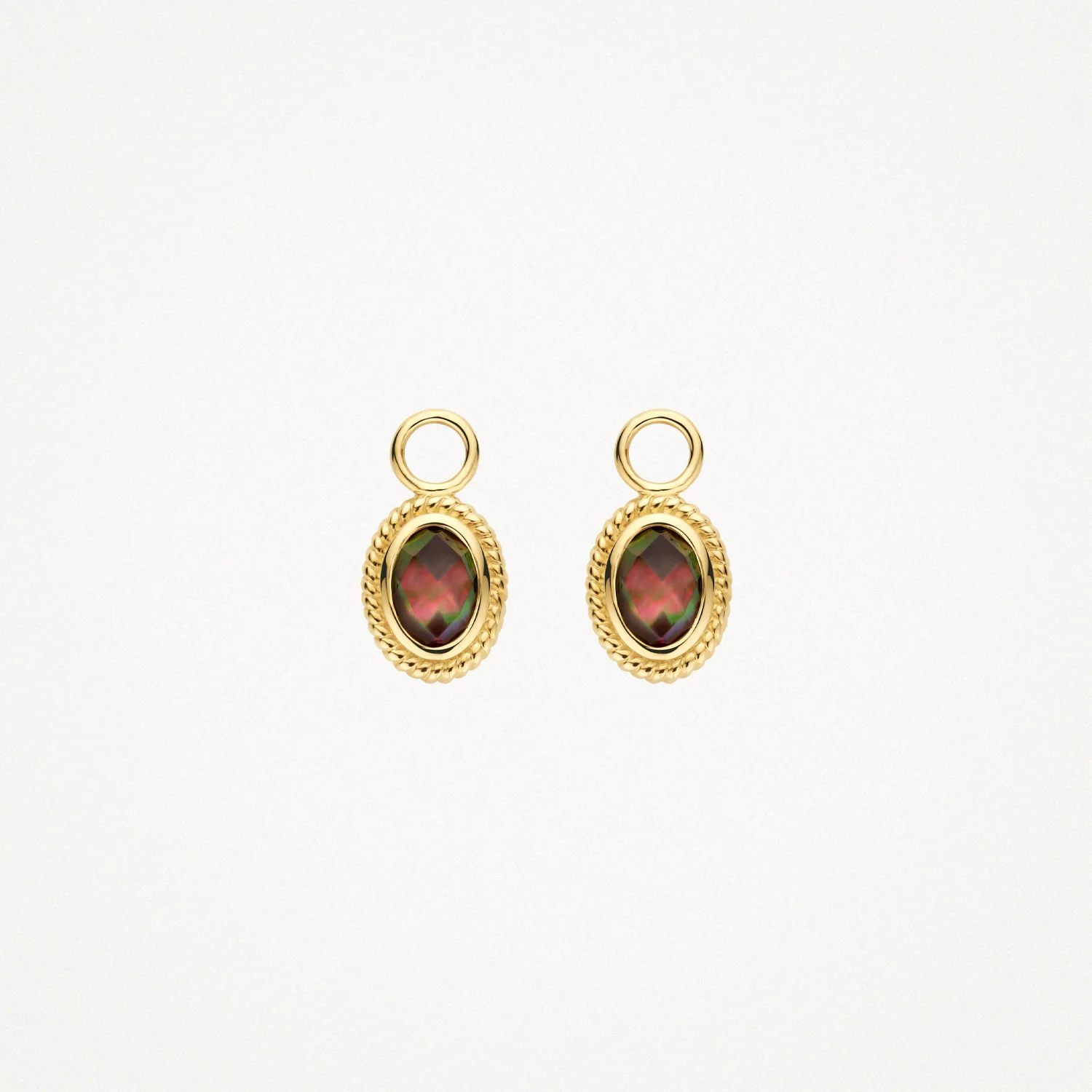 Stylish en speels zijn deze 14k geelgouden oorbedels met doublette van zwart parelmoer, bergkristal en een sierrand met kabelmotief. De oorbedels zijn 11,5 mm lang en 6,3 mm breed en het oogje van 1,9 mm schuif je zo om een paar van de vele oorringen uit onze collectie.