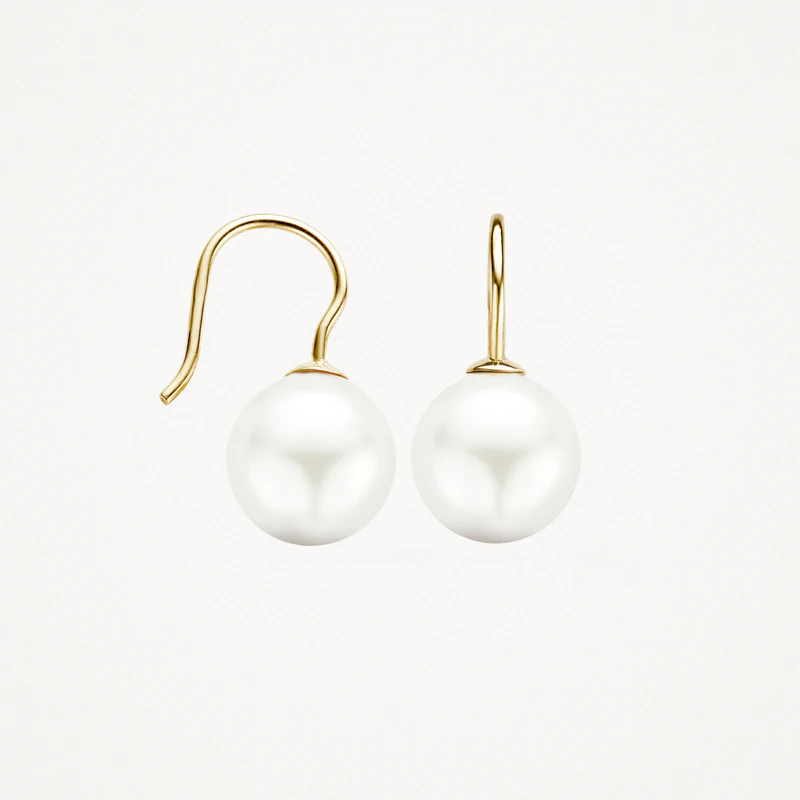Deze tijdloze oorhangers met Swarovski-parel zijn gemaakt van geelgoud. Ze hebben een lengte van 1,75 cm en een doorsnede van 10 mm. De oorhangers gaan prachtig samen met andere (parel)sieraden uit onze collectie.