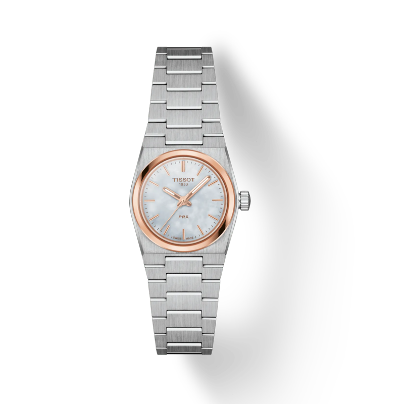 De Tissot horloge PRX staal/roseverguld 25mm, modelnummer T1370102111100, biedt een elegante en verfijnde uitstraling. Dit horloge valt onder de categorie polshorloges. Met een horlogekast gemaakt van hoogwaardig roestvrij staal straalt het duurzaamheid uit, terwijl de zilverkleurige horlogeband een tijdloze en veelzijdige uitstraling heeft. Met een kastmaat van 25mm is het een elegant en subtiel accessoire dat perfect past bij zowel casual als formele kleding.

Dit horloge is ontworpen zonder datumfunctie, waardoor de wijzerplaat een minimalistische en strakke uitstraling heeft. Door de combinatie van staal en roseverguld, geeft het horloge een vleugje warme luxe aan je pols.

Draag deze Tissot horloge PRX voor zowel dagelijkse gelegenheden als speciale evenementen. Combineer het met andere subtiele gouden of zilveren sieraden om een verfijnde en stijlvolle look te creëren. Door de veelzijdigheid van het ontwerp, past het perfect bij zowel zakelijke als informele outfits. Dit horloge is een prachtige aanvulling voor elke horlogeverzameling.