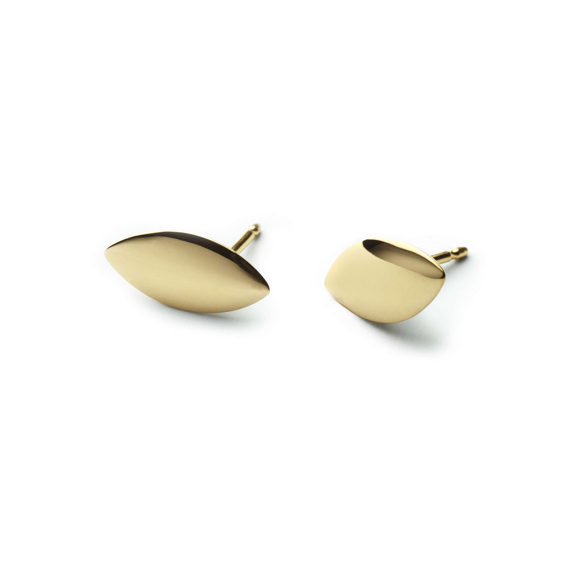 Een paar 18 krt geelgouden oorsieraden van Charlotte model Riva.