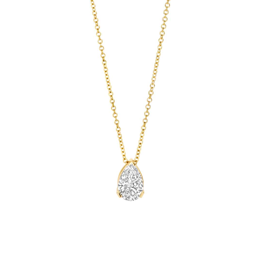 Een hanger met glinsterende peervormige lab-diamond siert dit 14k geelgouden collier. Het karaatgewicht van de diamant is 0,5 en de lengte van het collier 42 cm. Prachtig op zichzelf maar ook fraai te combineren met andere sieraden met lab-diamonds uit onze collectie.