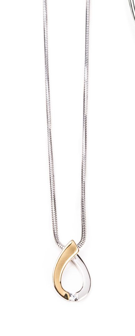 Yo-design is een strakke en elegante sieradenlijn in de combinatie edelstaal met zilveren accenten, die zich nog steeds onderscheidt van de rest van de markt.