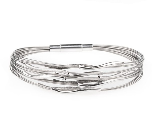 De Yo Design Zaksa Black Bracelet, modelnummer T1358, is een prachtig sieraad dat bij elke gelegenheid de show steelt. Deze armband valt onder de categorie JEWEL en is specifiek een FANTASY type binnen de JEWEL_SUBTYPE_BRACELETS. De armband heeft een unieke en fantasierijke uitstraling die perfect past bij zowel casual als formele outfits.

Het beste aan deze armband is zijn veelzijdigheid. Draag hem om je pols als een opvallend accessoire dat je persoonlijke stijl benadrukt. Hij kan solo gedragen worden voor een subtiele chique look of gecombineerd met andere armbanden voor een trendy lagenlook. De diepzwarte kleur voegt een vleugje mystiek toe aan je outfit en maakt het gemakkelijk om te combineren met verschillende kleuren en stijlen.

Of je nu een avondje uit gaat of een zakelijke bijeenkomst bijwoont, de Zaksa Black Bracelet voegt altijd een vleugje elegantie en verfijning toe aan je look. Voeg deze eyecatcher toe aan je collectie en laat je creativiteit de vrije loop.