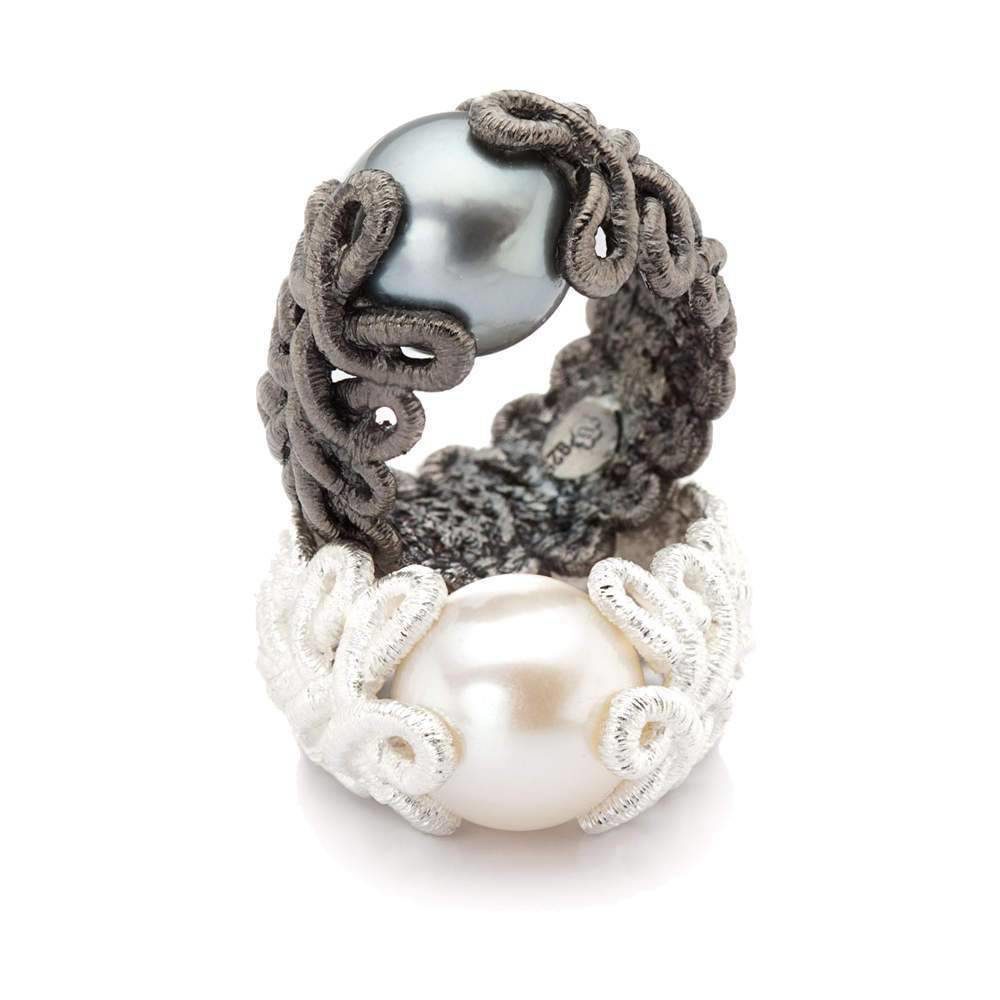 een zilveren ring black rhodium van Brigitte Adolph met een tahiti parel. 
