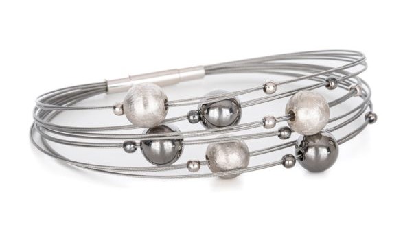 De Yo Design Planet Black Bracelet met modelnummer T1258 is een verfijnd sieraad dat tot de categorie "JEWEL" behoort, met als type "BRACELET" en subtype "FANTASY". Deze elegante armband is perfect voor wie op zoek is naar een stijlvolle en moderne toevoeging aan hun sieradencollectie. 

De armband wordt gekenmerkt door zijn unieke en fantasierijke ontwerp, waardoor het een uitstekende keuze is voor zowel dagelijkse als speciale gelegenheden. Het zwarte ontwerp straalt klasse en veelzijdigheid uit, waardoor het eenvoudig te combineren is met verschillende outfits, van casual tot formeel.

De beste manier om deze armband te dragen is als een statement piece, gecombineerd met een eenvoudigere outfit zodat de armband de aandacht trekt. Draag de Yo Design Planet Black Bracelet bijvoorbeeld naast een horloge of combineer het met andere sieraden in subtiele tinten voor een gelaagd effect. Met deze armband ben je verzekerd van een moderne en verfijnde look die gegarandeerd indruk maakt.