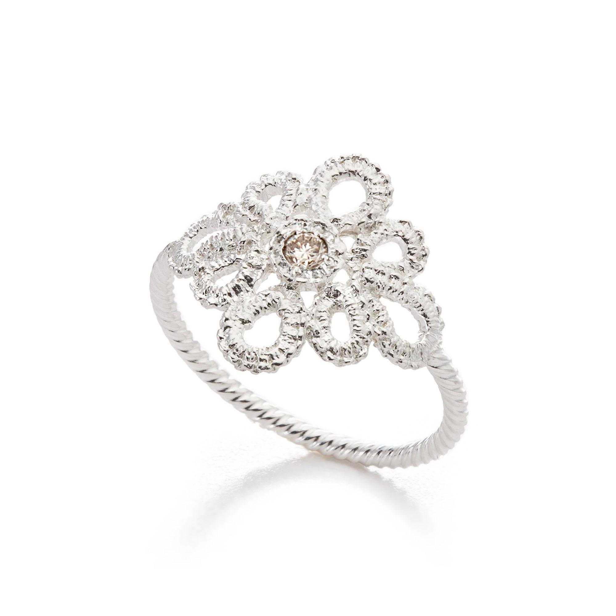 een zilveren ring van Brigitte Adolph model miss Medea met een champagne diamant briljant geslepen. 
