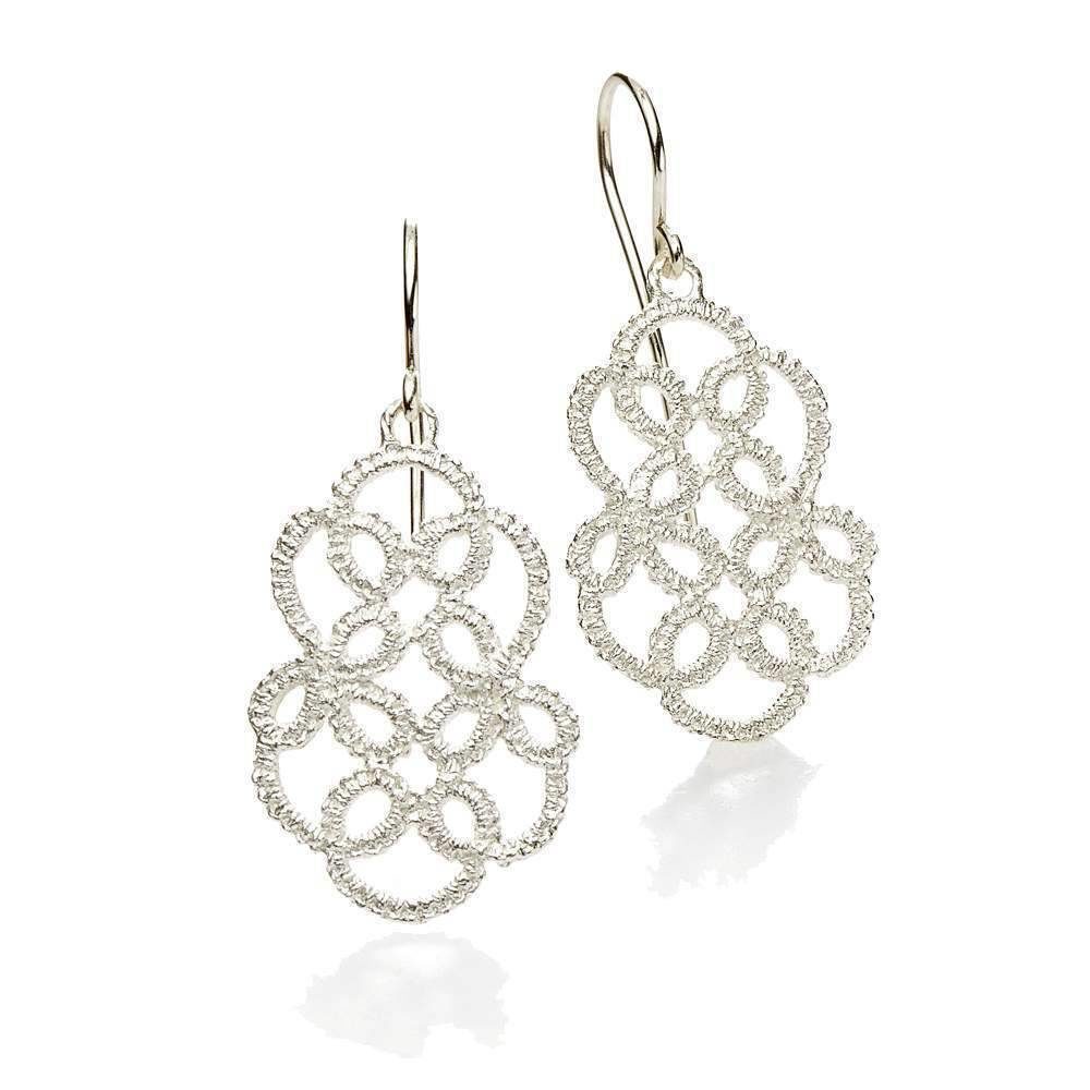een paar zilveren oorsieraden van Brigitte Adolph model Lakmé