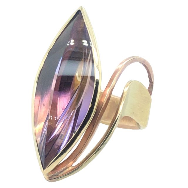 Dieser exquisite Ring besticht durch seinen einzigartigen lila Ametrin mit 25ct, der in einem eleganten goldenen Rahmen gefasst ist. Die Exklusive und nur im KISSNER MEISTERATELIER erhältliche Smartcurve Ringform sorgt für eine kaum Spürbare und absolut stabile Passform. Perfekt für besondere Anlässe oder als tägliches Statement-Stück, zieht er alle Blicke auf sich und verleiht jedem Outfit einen Hauch von Glamour.