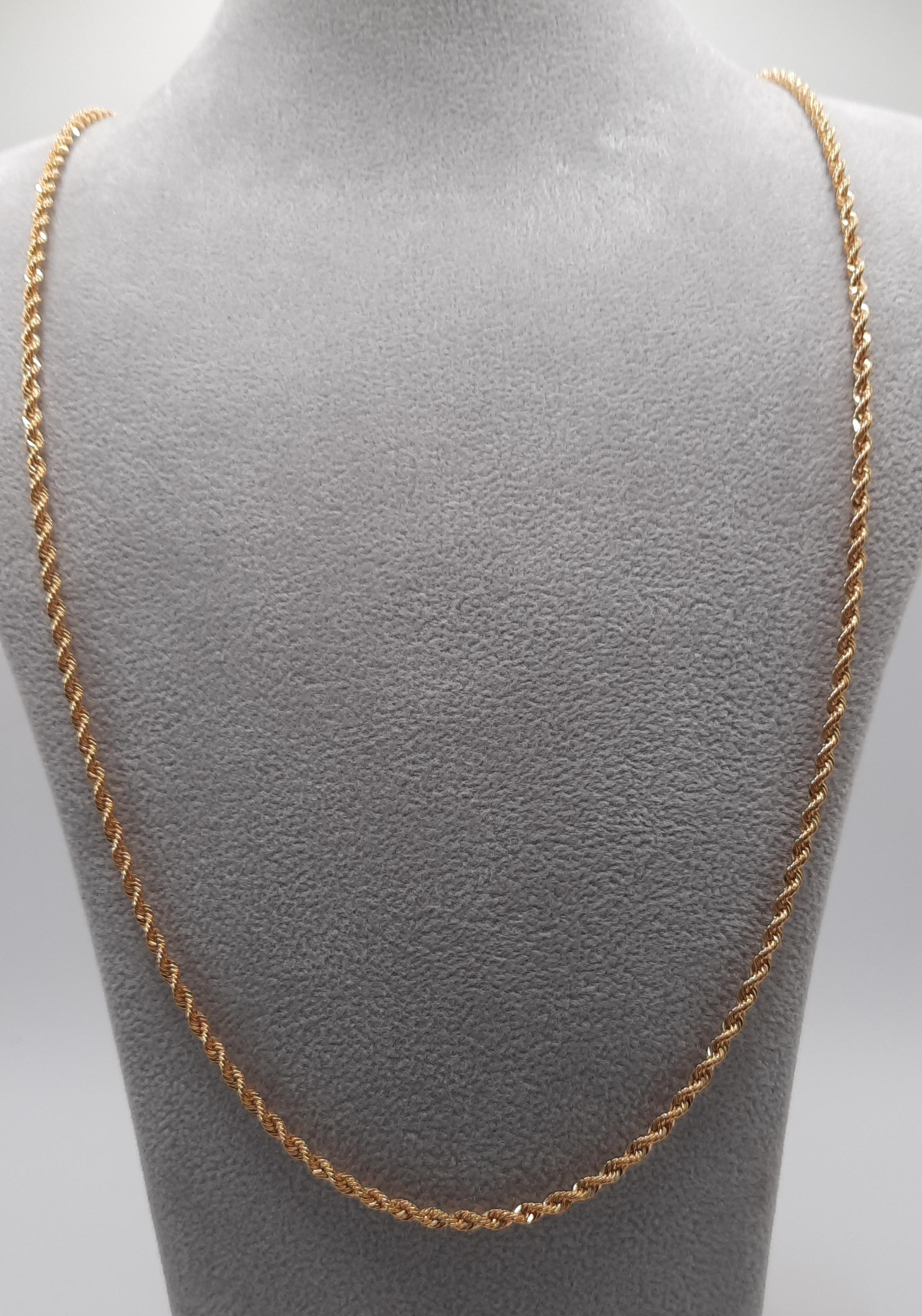 Dit product, een gouden ketting met modelnummer 0002287, is vervaardigd van 14kt goud. De ketting is 55 cm lang en 2,3 mm breed, en heeft een prachtige goudkleur. Geschikt voor zowel dagelijks gebruik als speciale gelegenheden. Deze elegante ketting kan solo gedragen worden of gecombineerd met andere sieraden voor een gelaagde look.