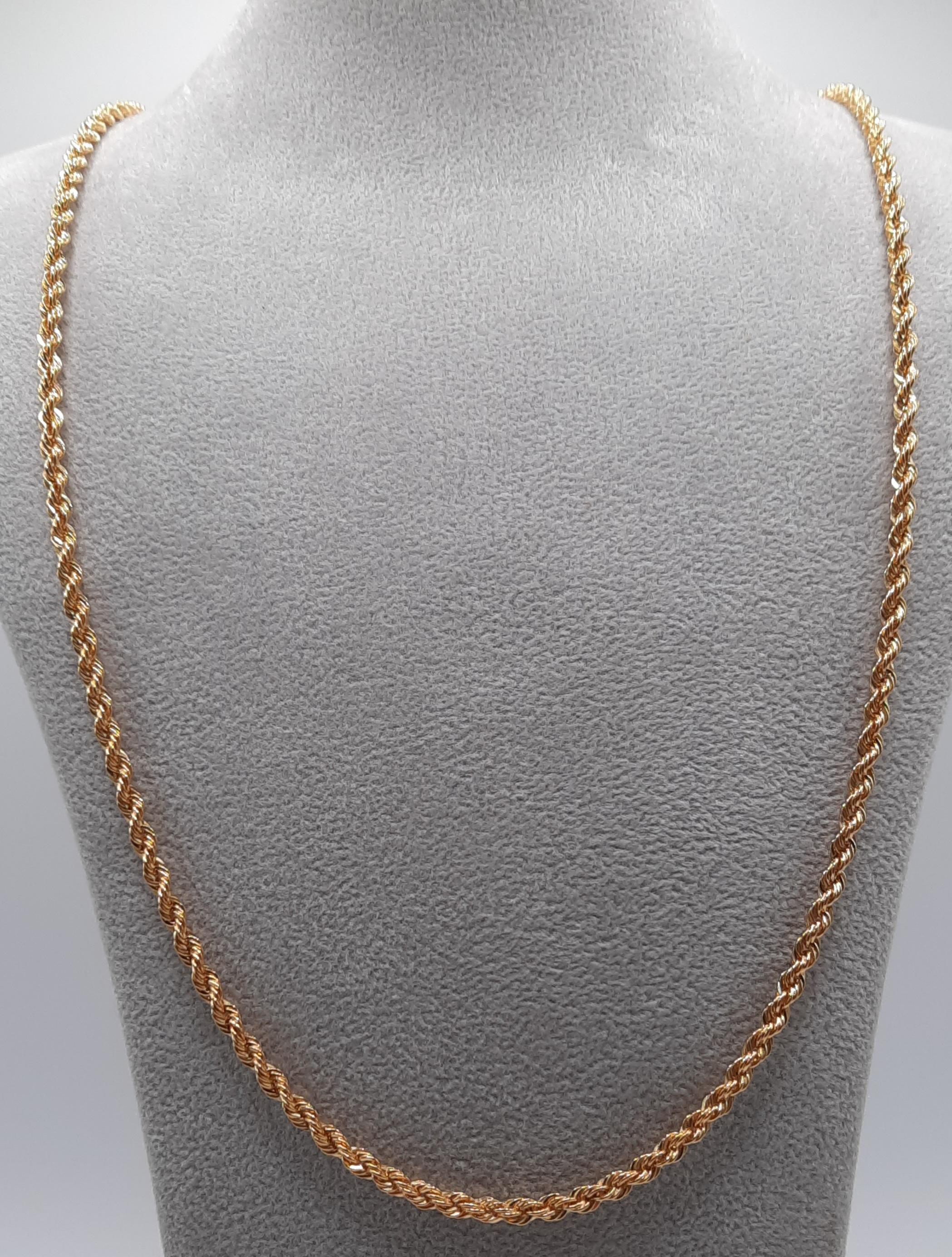 Deze gouden ketting met modelnummer 0002288 is gemaakt van 14kt goud en heeft een breedte van 2,8 mm. De ketting is 60 cm lang en heeft een prachtige goudkleurige afwerking. Het subtiele en elegante ontwerp maakt het perfect om zowel casual als formeel te dragen. Combineer met andere sieraden of draag het als statement piece.