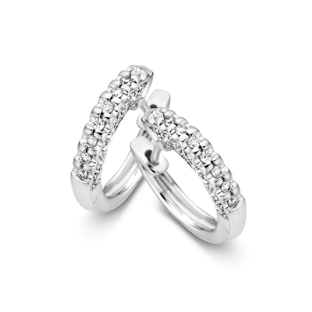 Witgouden oorringen die niet alleen aan de voorzijde, maar ook aan beide zijkanten gezet zijn met diamant. Zo zullen deze oorsieraden optimaal schitteren.
