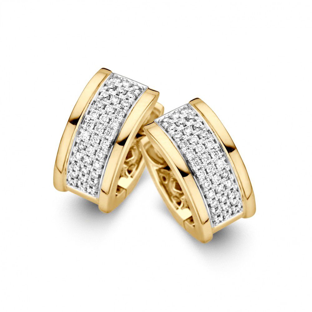 Brede gouden oorringen met diamant in pavézetting.
