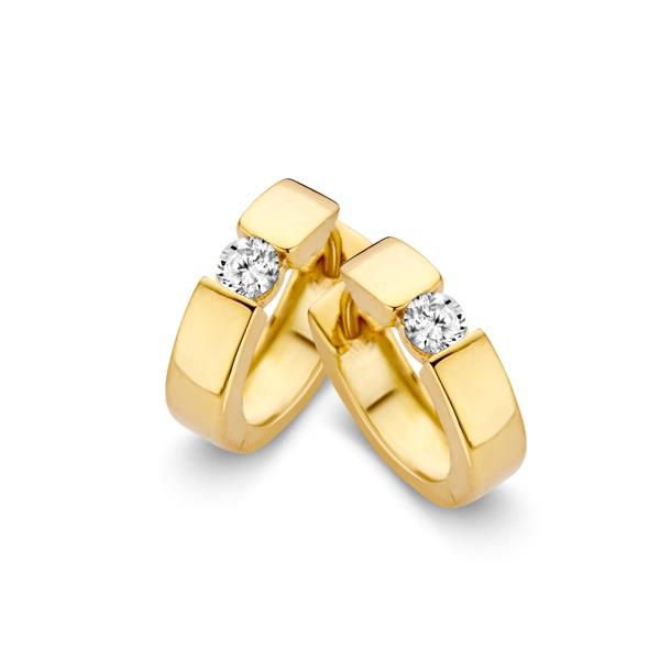 Geelgouden oorringen in strak design, gezet met zirkonia's.
