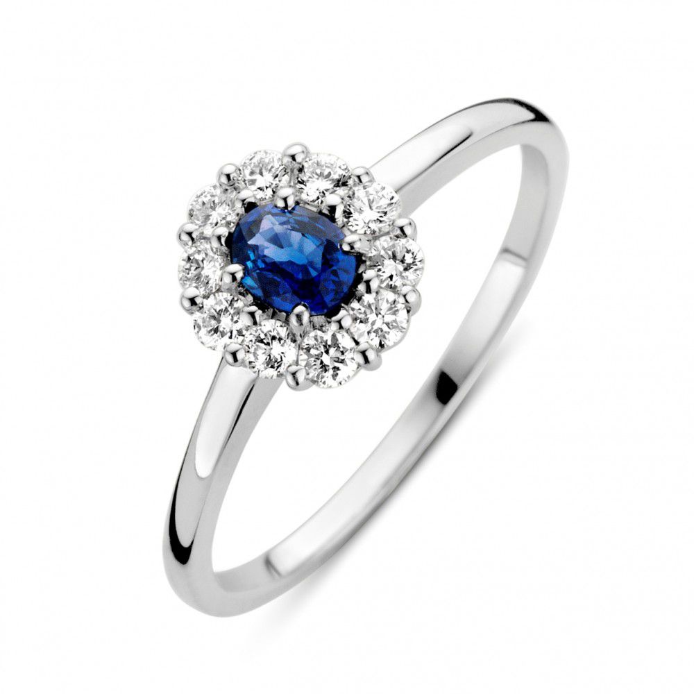 Witgouden ring met saffier in klassieke entouragezetting met diamant.
