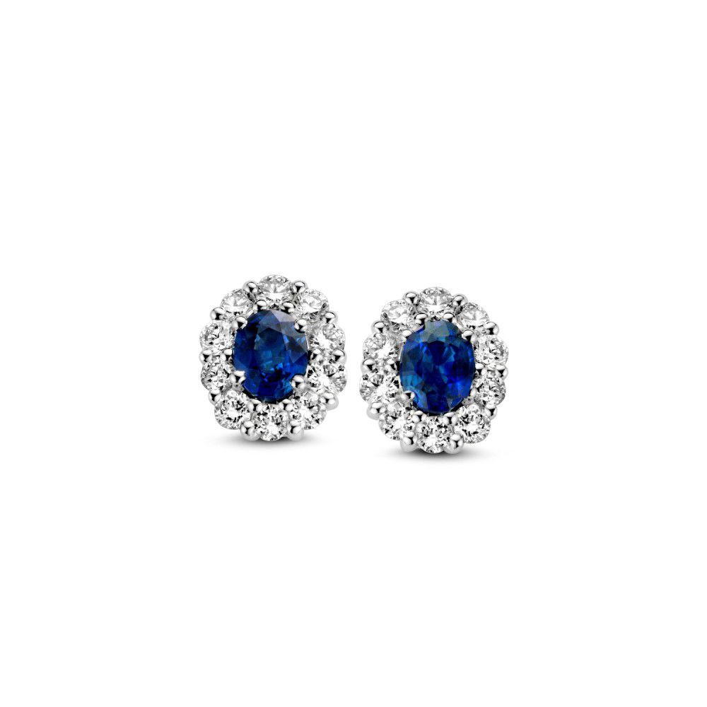 Saffier entourage oorstekers met saffier en diamant.
