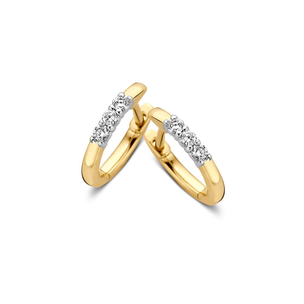 Bicolor gouden oorringen, gezet met drie diamanten.
