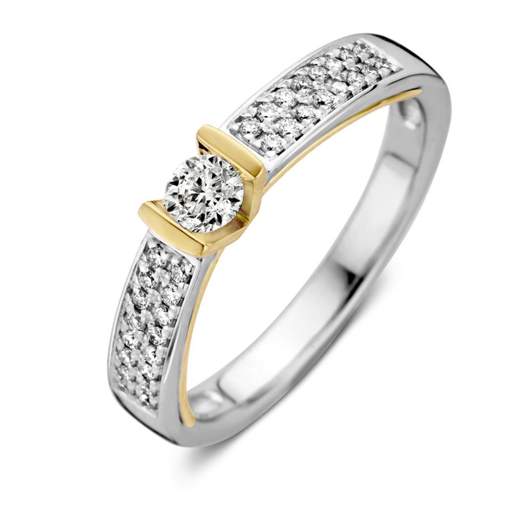 Schitterende 14 karaat wit- met geelgouden dames ring met de midden steen in een V zetting en pavé gezet in de band. Totaal 0.38 crt briljant H/SI-1. Deze schitterende ring is naadloos tegen andere ringen aan te dragen.
