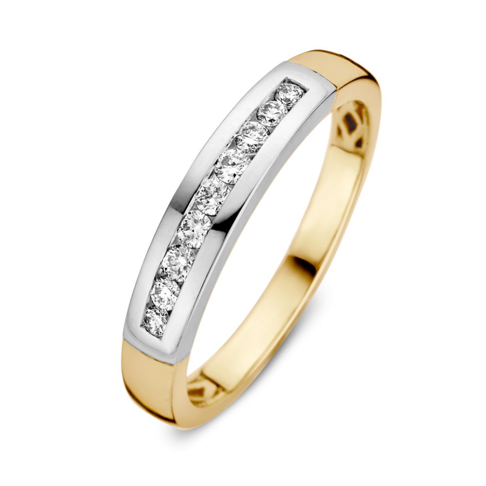 Bicolor geel- en witgouden ring met briljant in een railszetting (0,20 crt.). Deze ring kan naadloos tegen andere ringen worden aangedragen.
