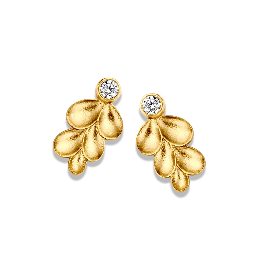 Geelgouden oorstekers met blaadjes design.
