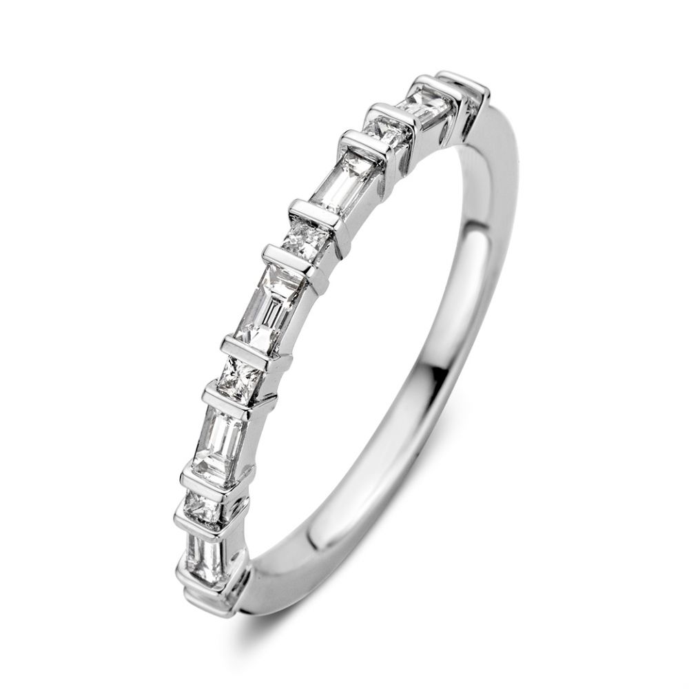 Witgouden rijring met 6x princess en 5x baquette geslepen diamant. De ring is prachtig om enkel te dragen, maar schittert ook als (trouw)ring tegen een mooie solitair.
