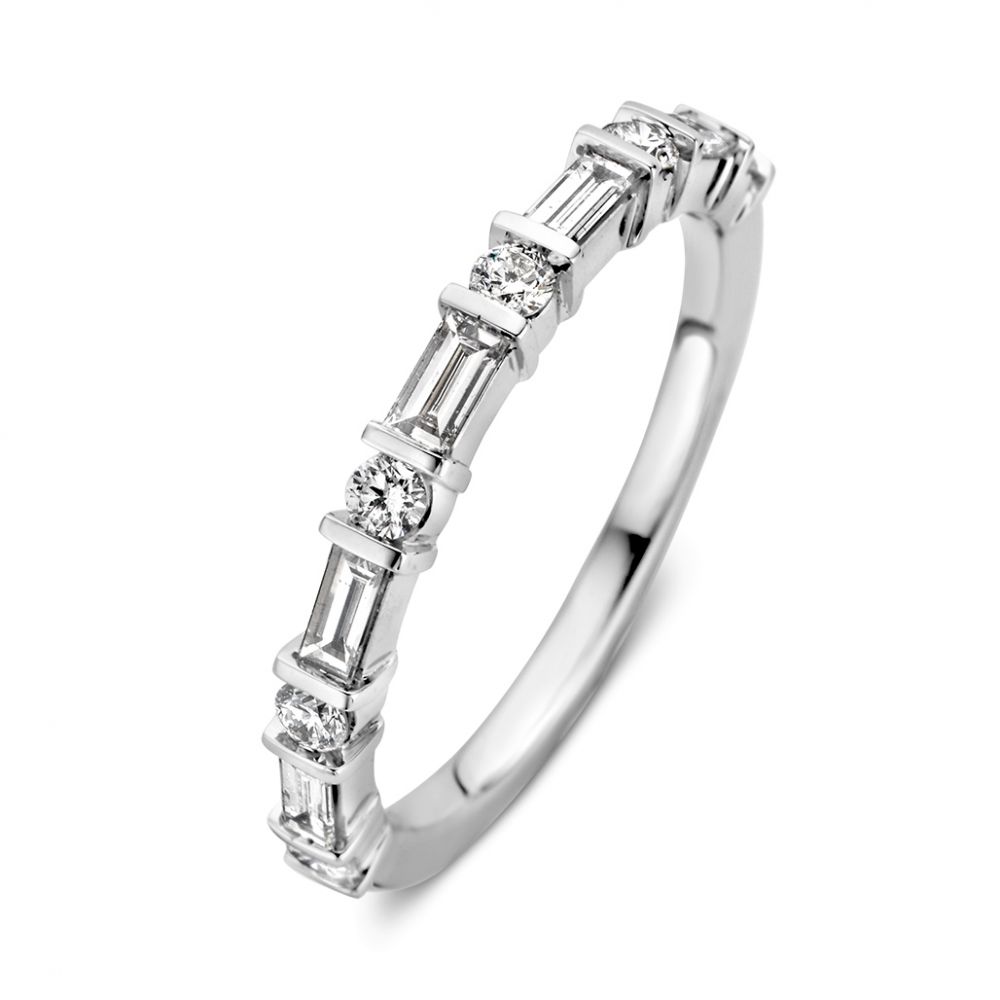Witgouden rijring met 6x briljant en 5x baquette geslepen diamant. De ring is prachtig om enkel te dragen, maar schittert ook als (trouw)ring tegen een mooie solitair.
