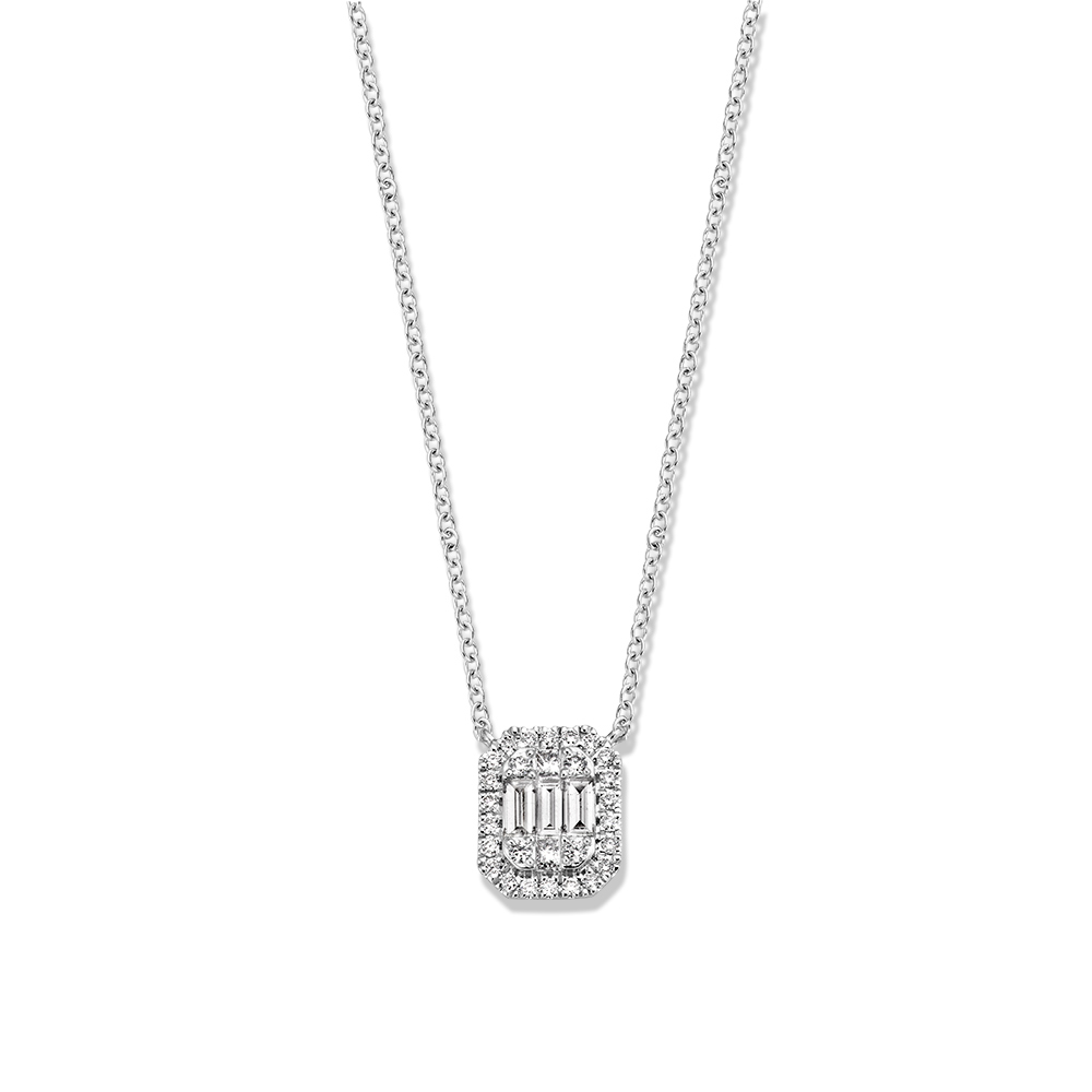 Witgouden collier met vaste hangerin emerald vorm, gezet met schitterende briljant en baquette geslepen diamanten. Het collier is verstelbaar in lengte.
