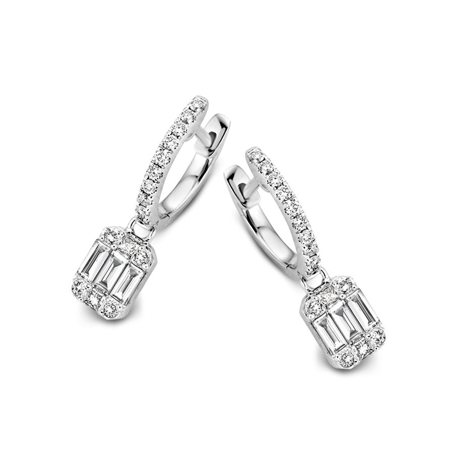 Witgouden oorringen met diamanten aanhangers, gezet met baguette en briljant geslepen diamanten.
