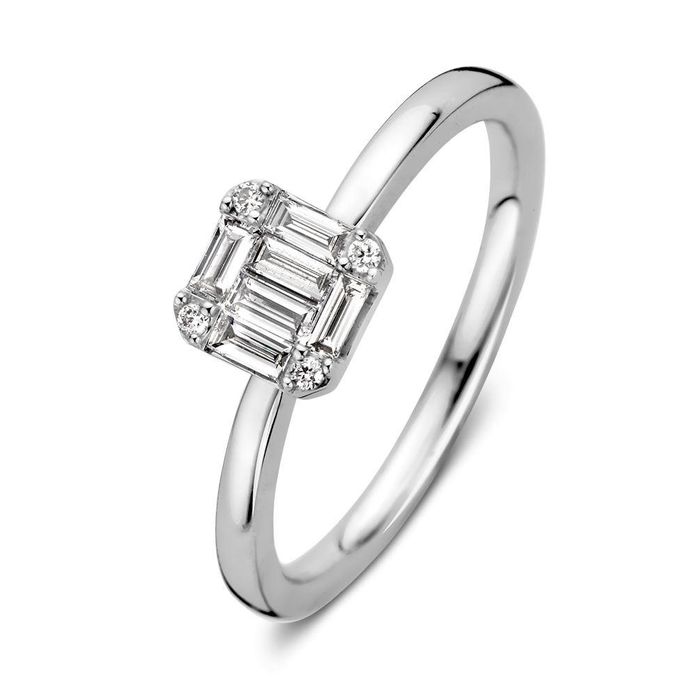 Witgouden ring in cushionvorm, gezet met schitterende briljant en baquette geslepen diamanten. De ring kan perfect gecombineerd worden met lagere ringen, zoals bijvoorbeeld een trouw- of aanschuifring.
