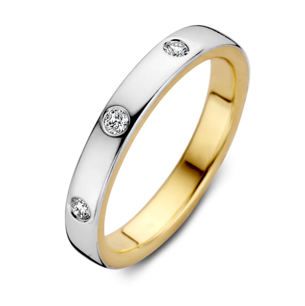 Bicolor wit- en geelgouden ring met diamant. Deze ring is gemaakt van twee ringen (een binnenste geelgouden en buitenste witgouden ring), welke perfect en volledig naadloos in elkaar overgaan.De voorzijde van de ring bevat 3 briljanten, die glad in de ring liggen. Een perfecte trouwring of stijlvolle aanschuifring!
